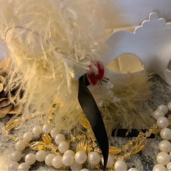 Handmade in Italy, masquerade mask, made in silver with crystals, pearls etc. - Picture 7 of 8